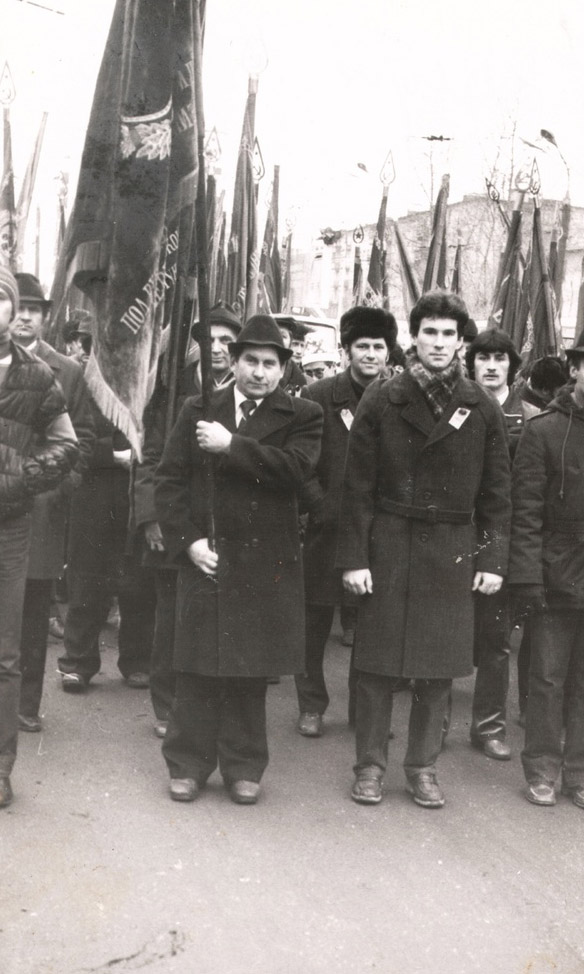 Александр Николаевич Крупнов (справа) в составе знаменной группы. Снимок из личного архива Татьяны Кузнецовой