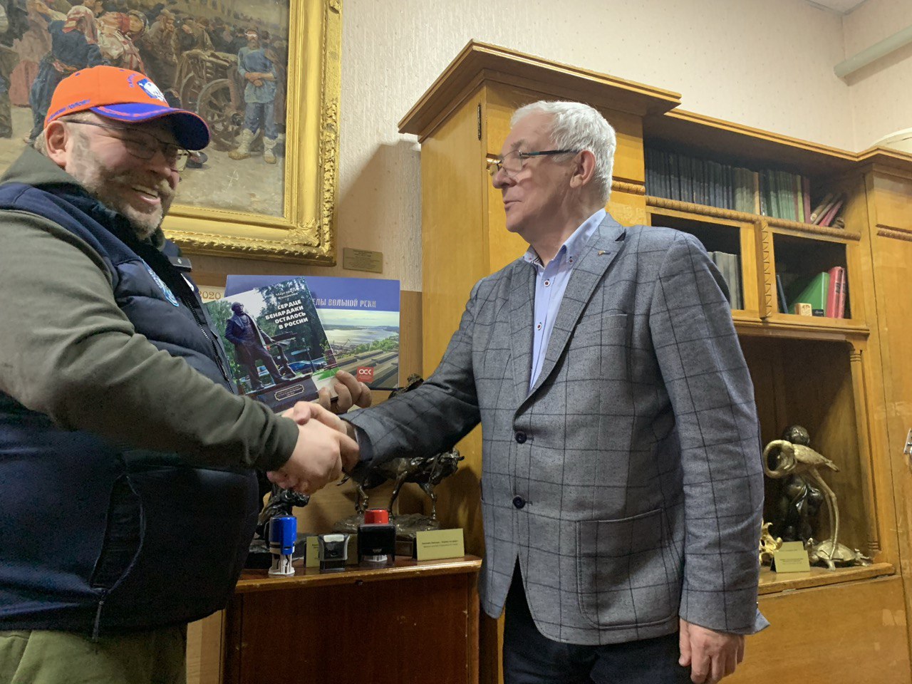 Директор музея Сергей Николаевич Леонов вручает гостям книги о заводе